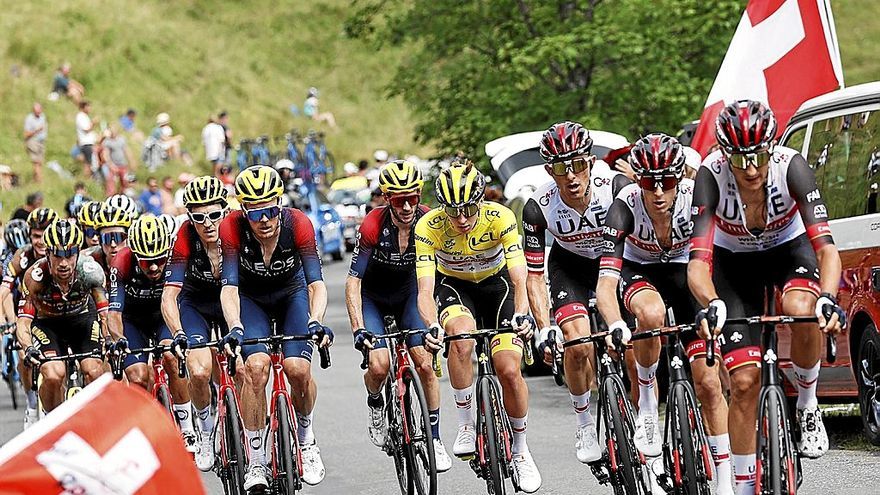 Tadej Pogacar (UAE), en el centro con el maillot de líder, a rueda de tres corredores de su equipo en la etapa del pasado domingo. | FOTO: EFE