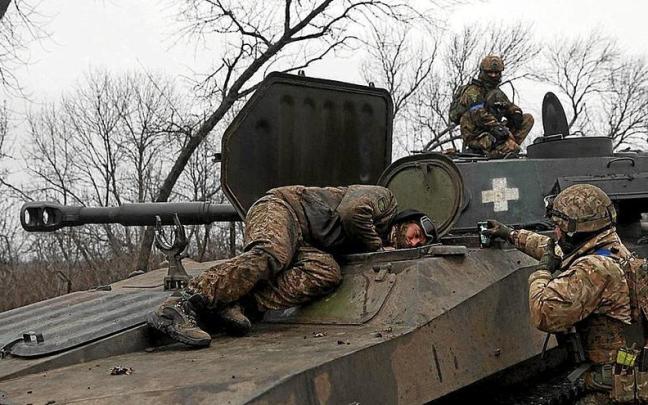 Soldados ucranianos comprueban un carro de combate.