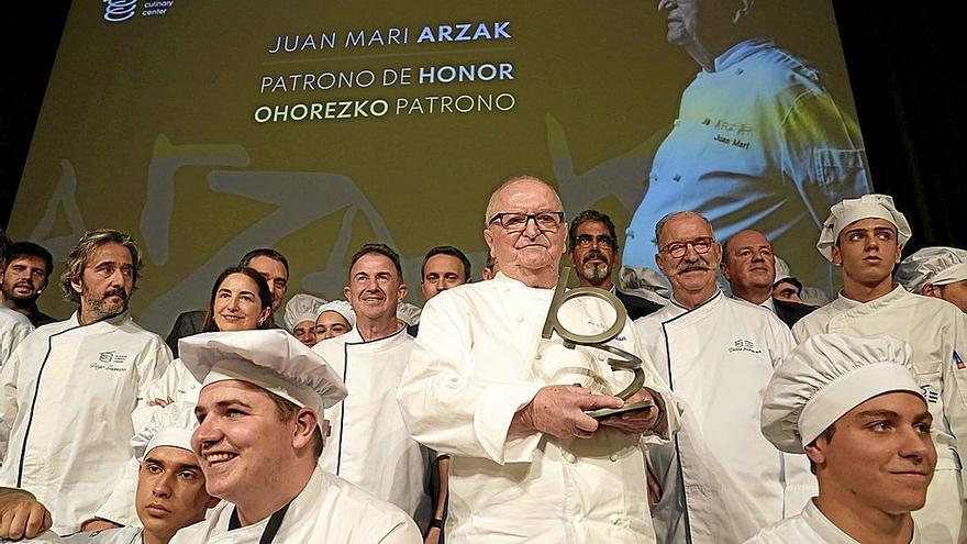 Juan Mari Arzak, rodeado de cocineros y alumnos, vio reconocida su inmensa labor en la reunión.