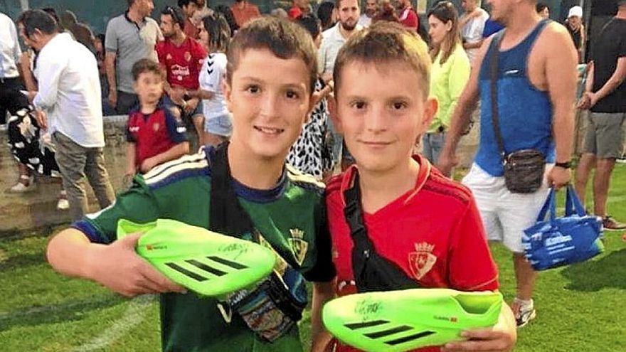 Hodei Elizalde y Mikel Ibáñez posando con las botas de Roberto Torres.