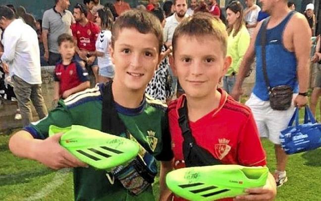 Hodei Elizalde y Mikel Ibáñez posando con las botas de Roberto Torres. Hodei Elizalde y Mikel Ibáñez posando con las botas de Roberto Torres.