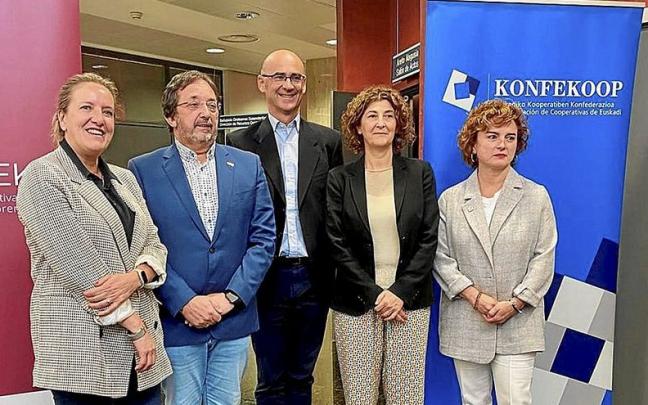 Elena Pérez Barredo, Patxi Olabarria y Rosa Lavín, entre otros, ayer en Bilbao. | FOTO: N.G.