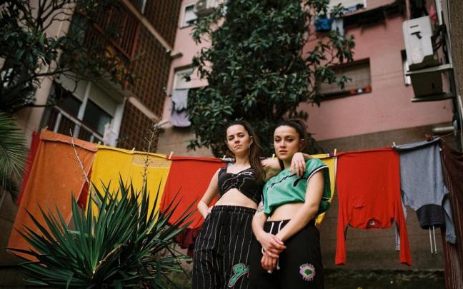 La&uuml;ra Bonsai (i) y Felinna Vallejo, Las Ninyas del Corro.