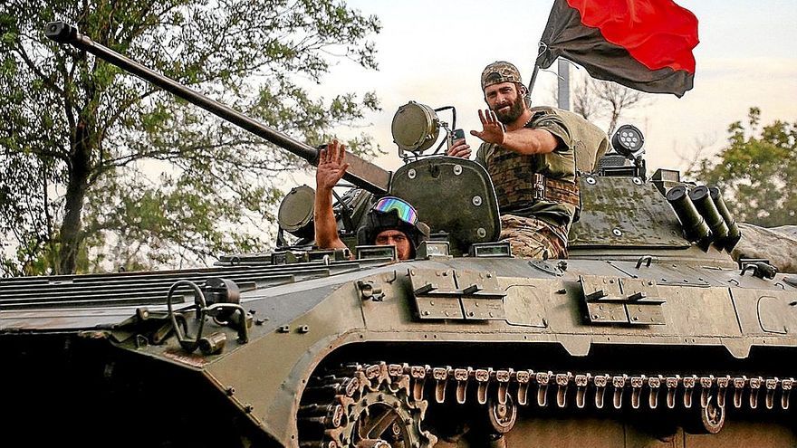 Dos soldados saludan en una carretera en Donetsk.