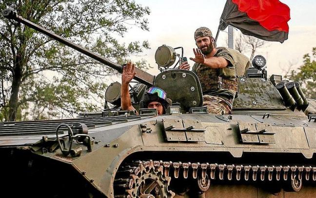 Dos soldados saludan en una carretera en Donetsk.