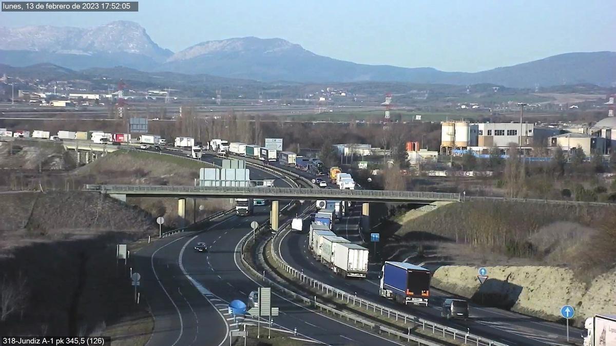 Retenciones en la A-1 a consecuencia del choque