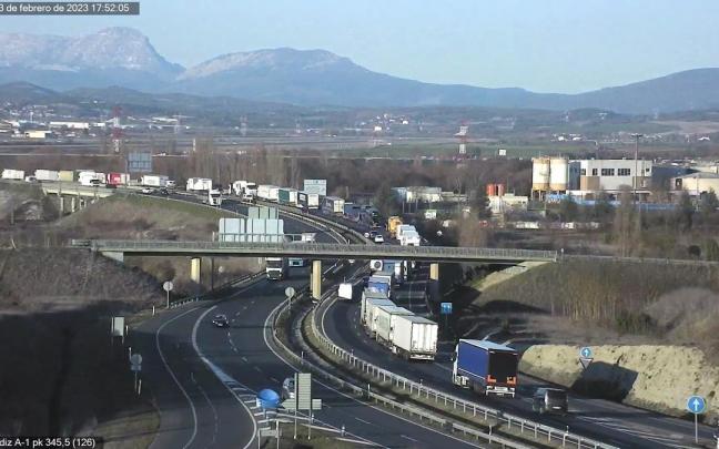Retenciones en la A-1 a consecuencia del choque
