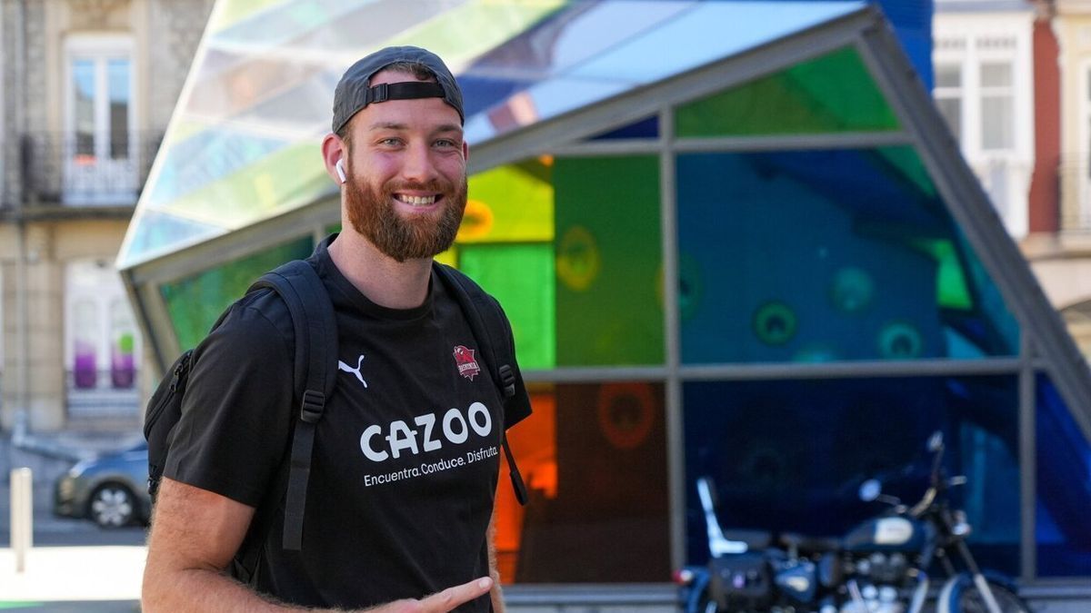 Costello, sonriente este martes antes de pasar el reconocimiento m&eacute;dico