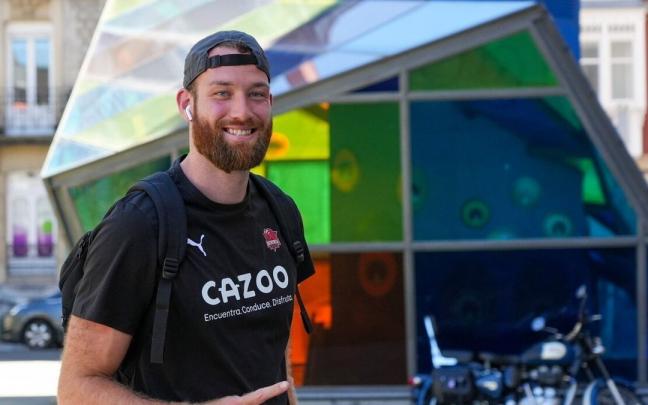 Costello, sonriente este martes antes de pasar el reconocimiento m&eacute;dico