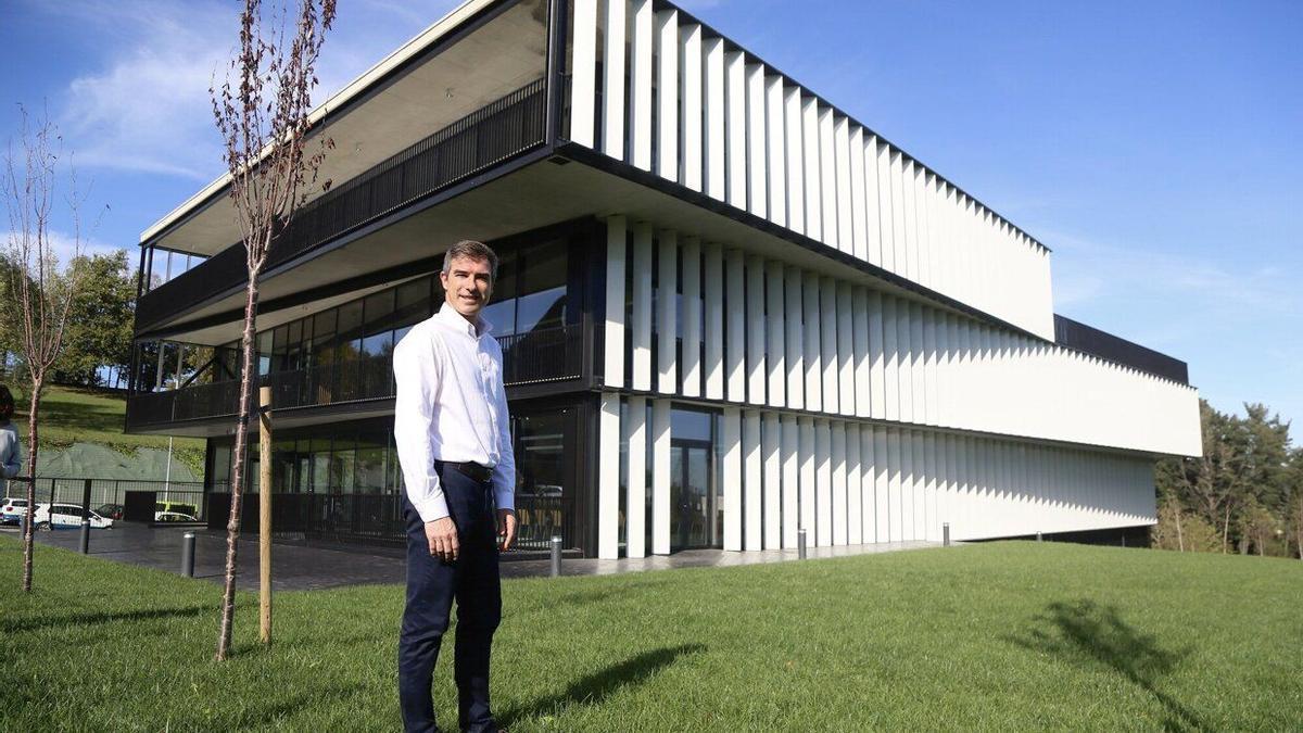 Juan Mancisidor frente al edificio Fabrika situado en el Parque Tecnológico de Miramon en Donostia.