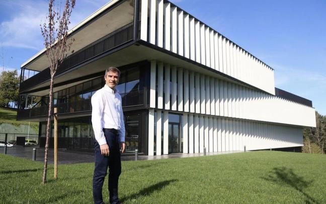 Juan Mancisidor frente al edificio Fabrika situado en el Parque Tecnológico de Miramon en Donostia.