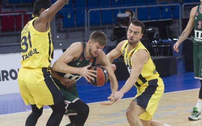 Giedraitis trata de sortear la presión de Mahmutoglu