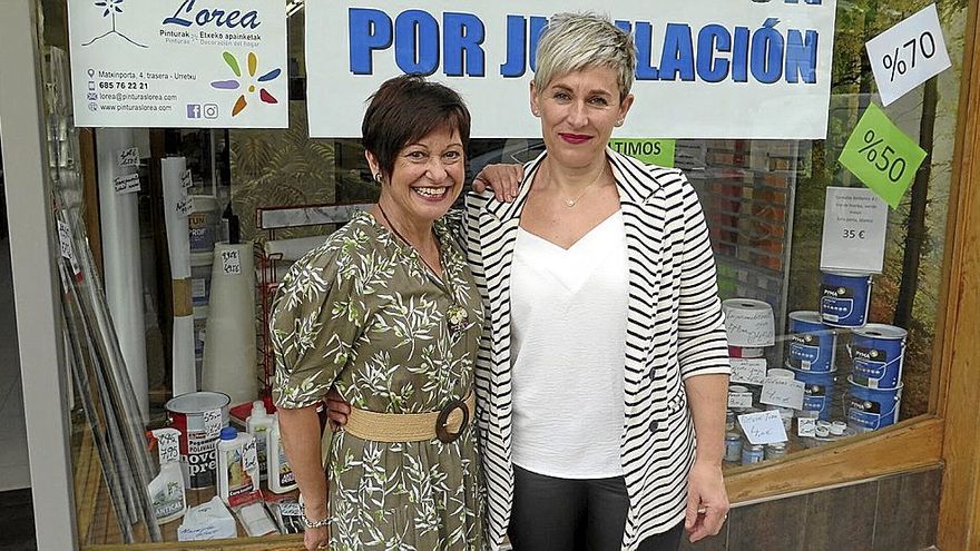 Ana Elgarresta y Miriam Intxausti, en el exterior de la tienda.