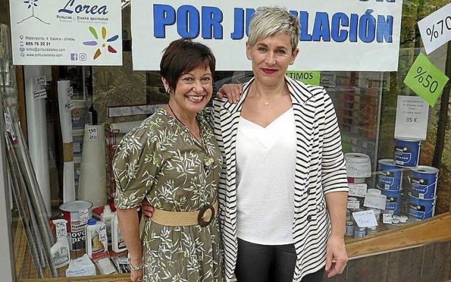 Ana Elgarresta y Miriam Intxausti, en el exterior de la tienda.