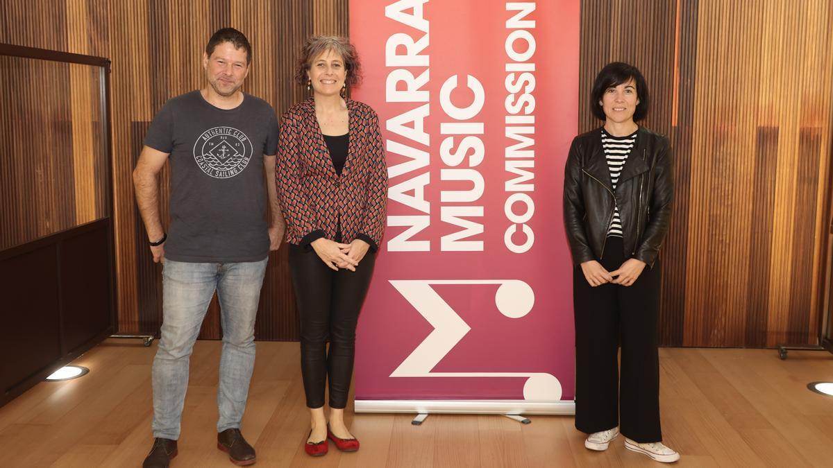 Fernando F. Garayoa, coordinador de la Navarra Music Commission, junto a la consejera Rebeca Esnaola y la directora de infraestructuras culturales de NICDO, Paula Noya.