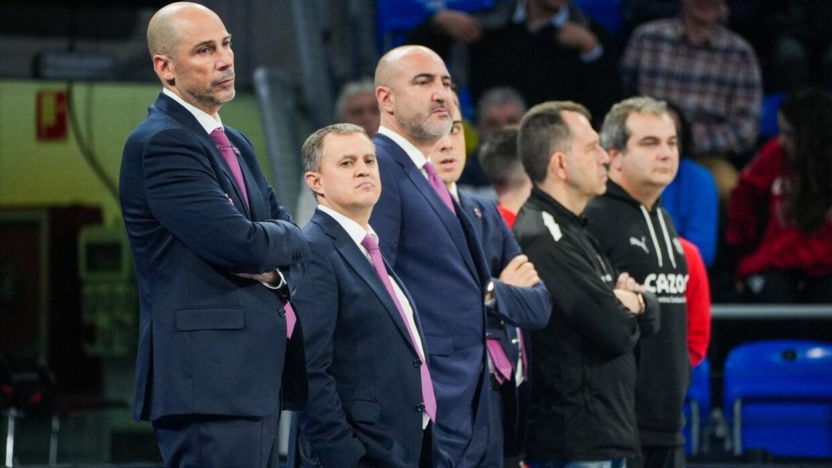 Joan Peñarroya, junto a su cuerpo técnico, durante un momento del partido ante el Fuenlabrada