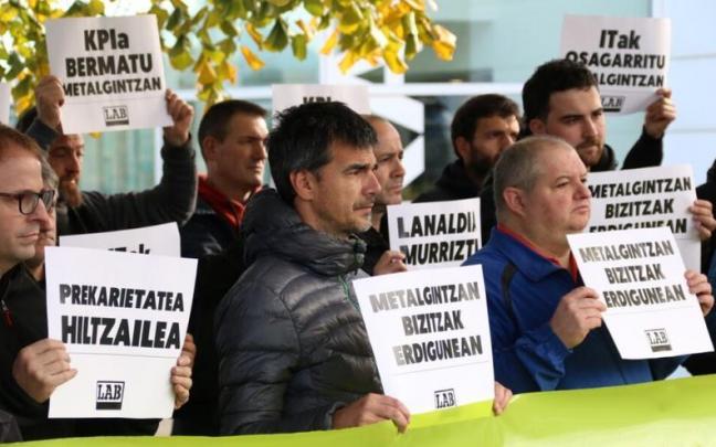 Concentración convocada por LAB frente en Gipuzkoa para reivindicar un "convenio digno" para el metal