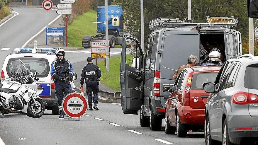 Control de la Policía francesa en la muga entre Irun y Hendaia. | FOTO: GORKA ESTRADA