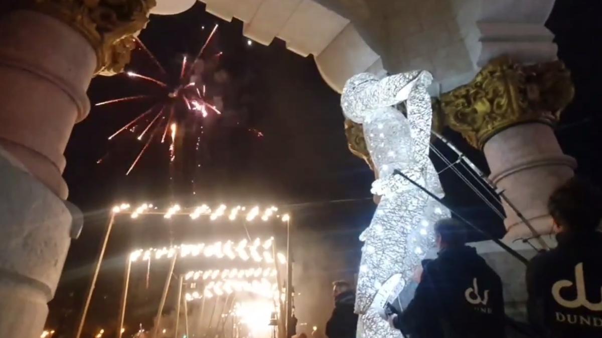 El muñeco luminoso del encendido de las luces de Navidad en Donostia