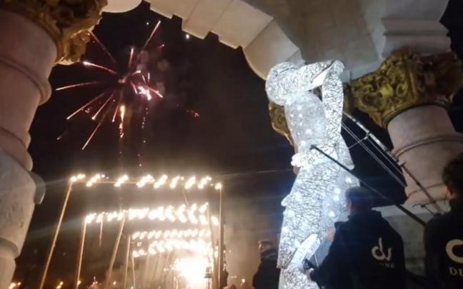 El muñeco luminoso del encendido de las luces de Navidad en Donostia