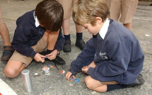 Dos niños juegan en un colegio privado. Dos niños juegan en un colegio privado.