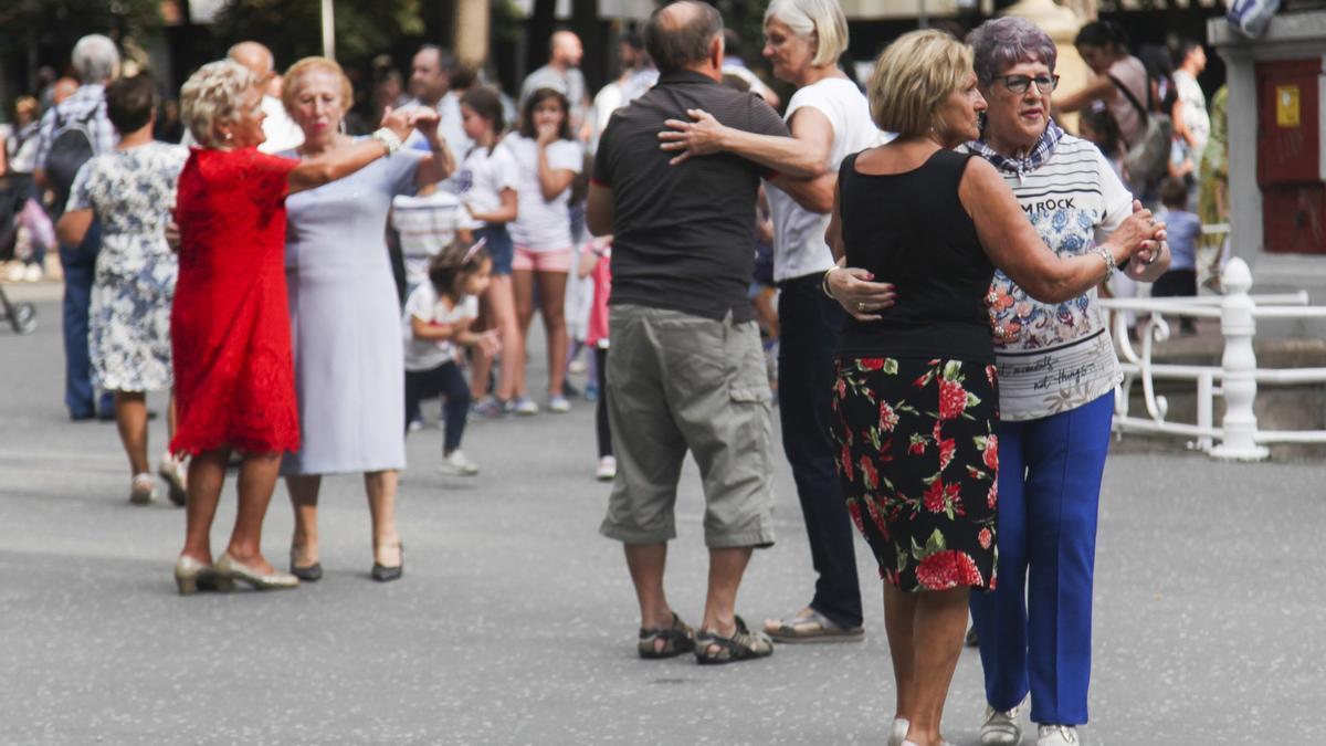 Personas de distintas edades disfrutan de los bailes en la Florida de Vitoria-Gasteiz