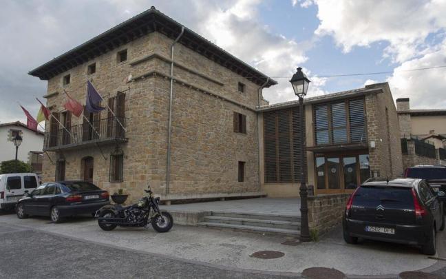 Fachada del Ayuntamiento de Cizur, en Gazólaz. Fachada del Ayuntamiento de Cizur, en Gazólaz.