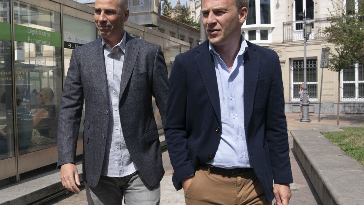 Joan Peñarroya junto a Félix Fernández, durante su presentación como nuevo entrenador del Baskonia