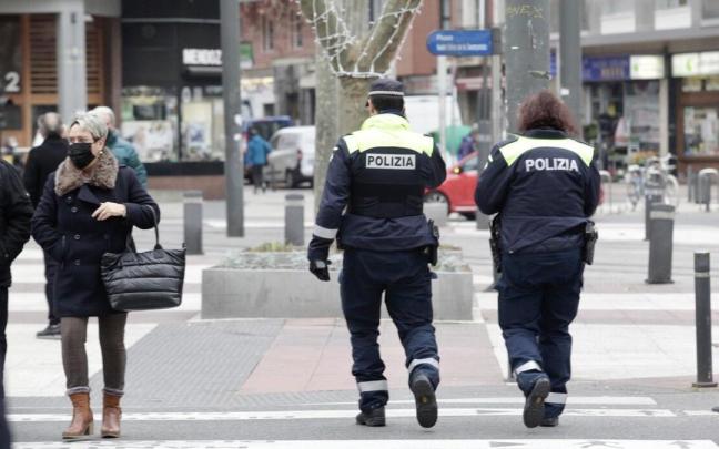 Dos agentes municipales patrullan por Gasteiz. Dos agentes municipales patrullan por Gasteiz.
