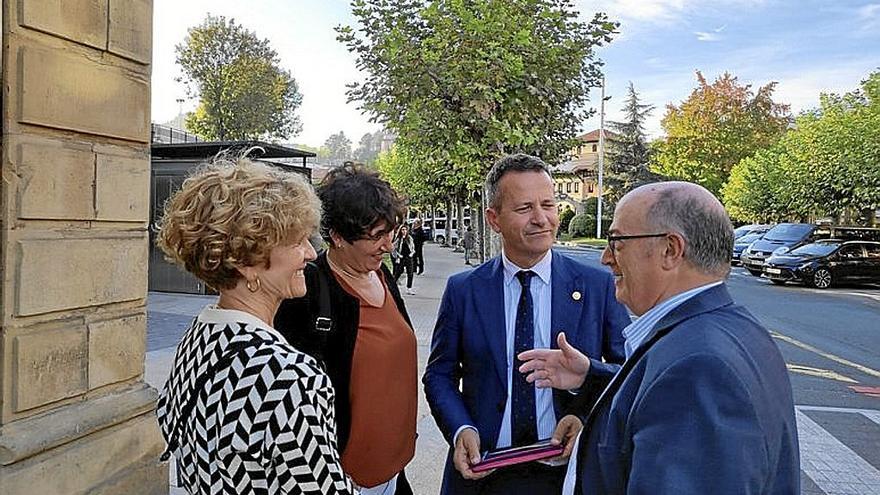 Los representantes municipales con Jokin Bildarratz. | FOTO: N.G.