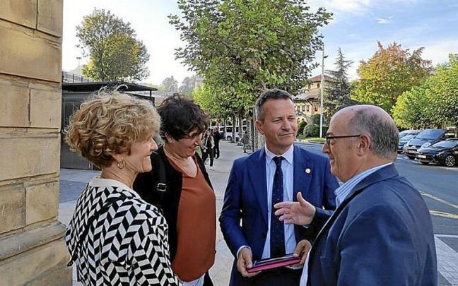 Los representantes municipales con Jokin Bildarratz. | FOTO: N.G.