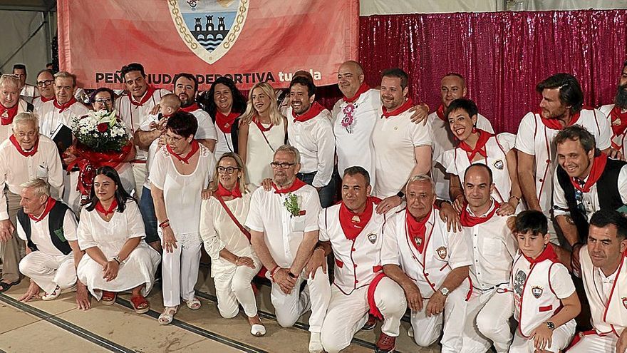 Luis Salcedo junto a su familia, antiguos Tudelanos Populares y miembros de las peñas Ciudad Deportiva y La Teba.