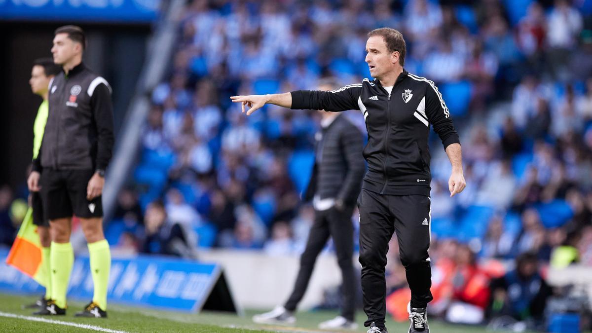 Arrasate da órdenes a sus jugadores en el partido ante la Real Sociedad.