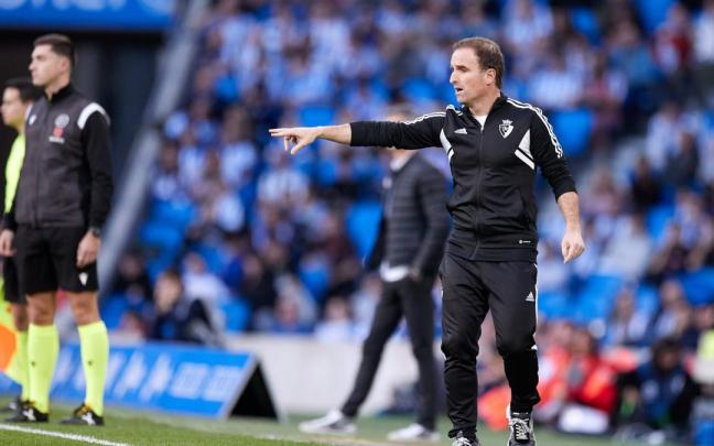 Arrasate da órdenes a sus jugadores en el partido ante la Real Sociedad.