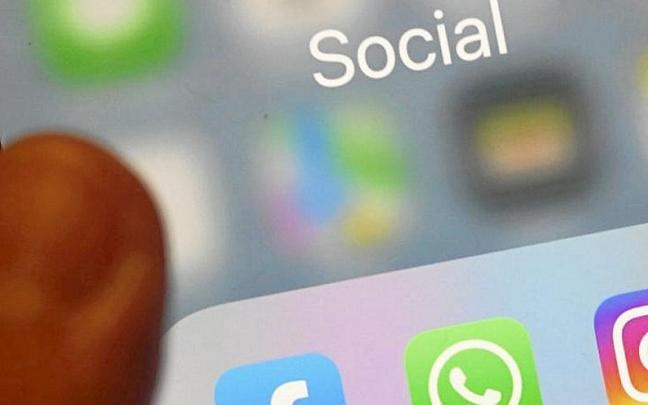 Aplicaciones de móvil a punto de ser usadas por un usuario.