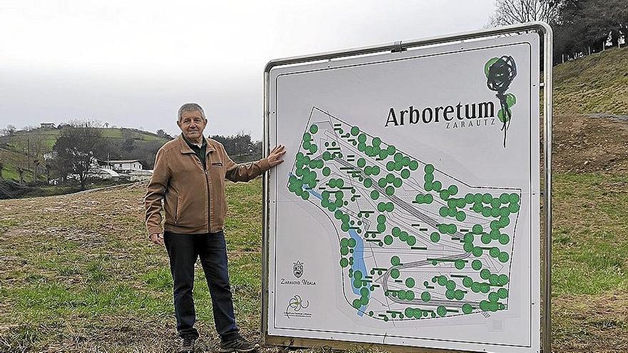 Patxi Elola (PSE-EE), concejal responsable de Jardinería presentando el proyecto ‘Arboretum’. | FOTO: UDALA