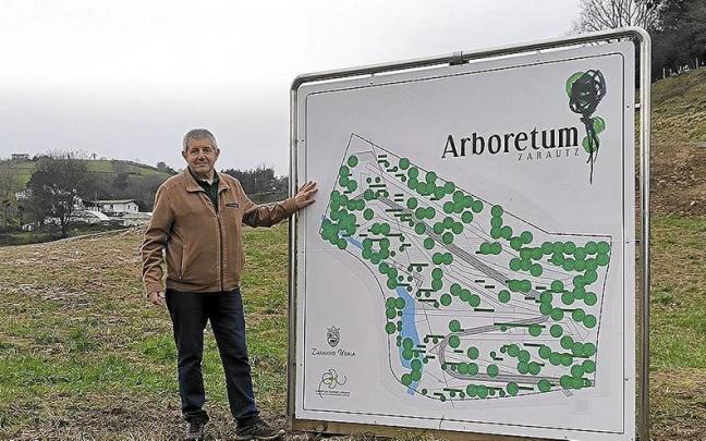 Patxi Elola (PSE-EE), concejal responsable de Jardinería presentando el proyecto ‘Arboretum’. | FOTO: UDALA Patxi Elola (PSE-EE), concejal responsable de Jardinería presentando el proyecto ‘Arboretum’. | FOTO: UDALA