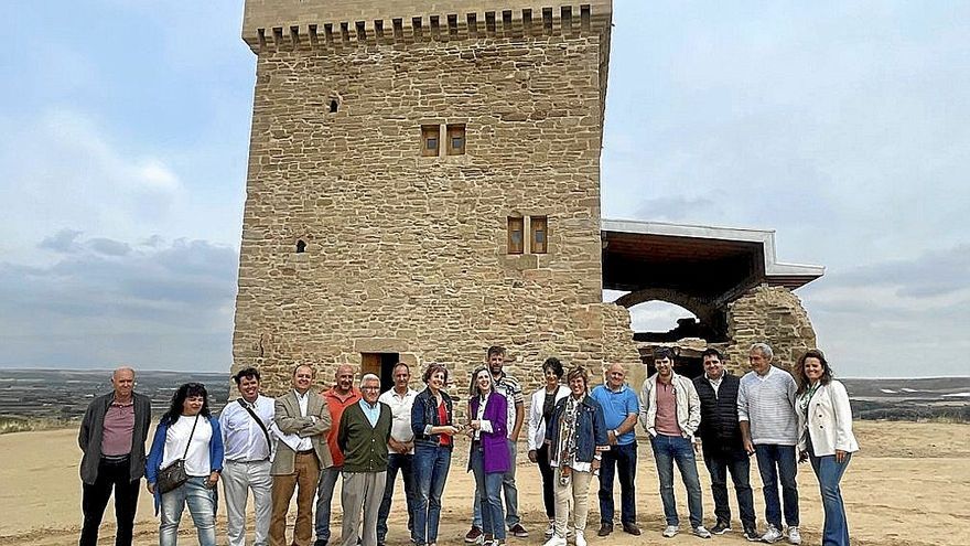 Autoridades, miembros de Príncipe de Viana y vecinos Lodosa, en la Casa de la Torre.