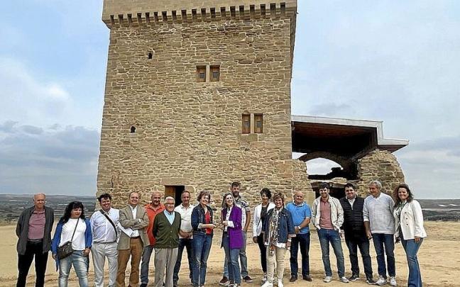 Autoridades, miembros de Príncipe de Viana y vecinos Lodosa, en la Casa de la Torre. Autoridades, miembros de Príncipe de Viana y vecinos Lodosa, en la Casa de la Torre.