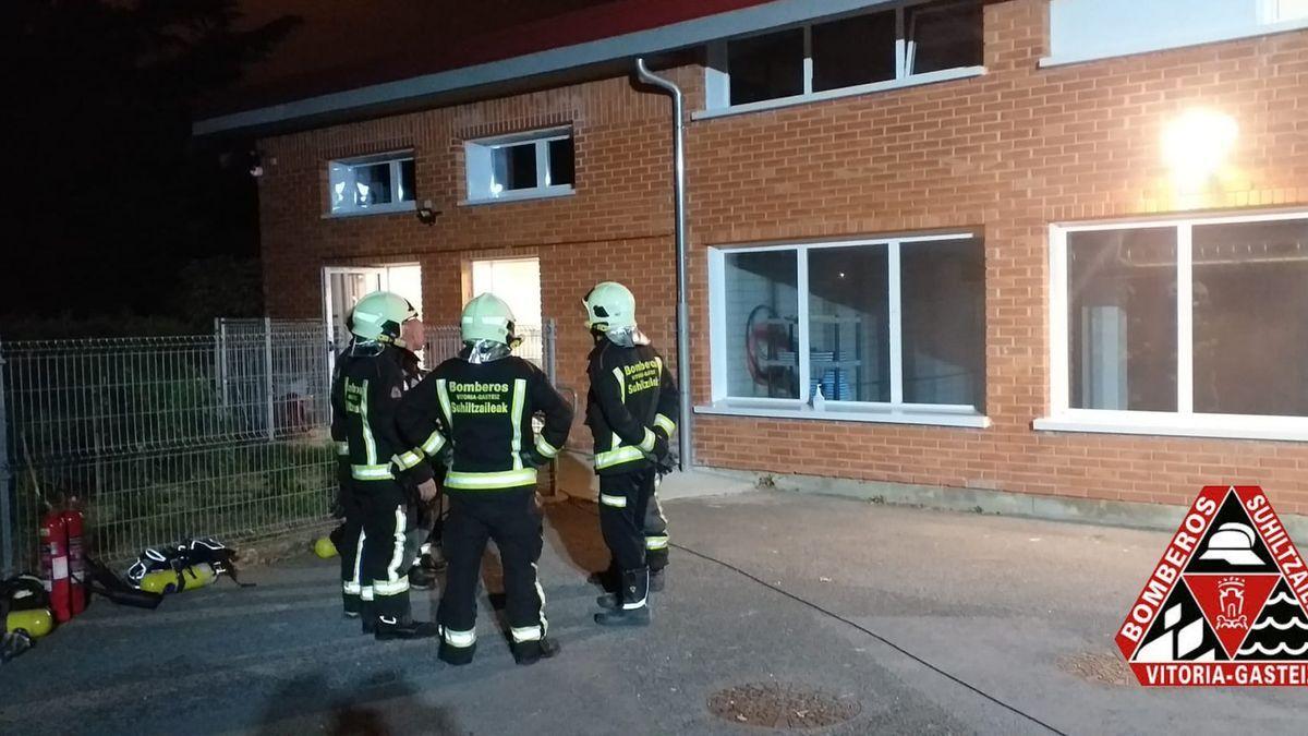 Un grupo de Bomberos, en el exterior de las instalaciones