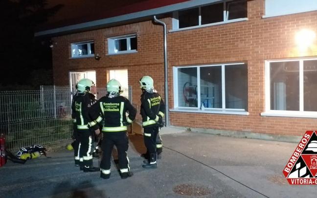 Un grupo de Bomberos, en el exterior de las instalaciones