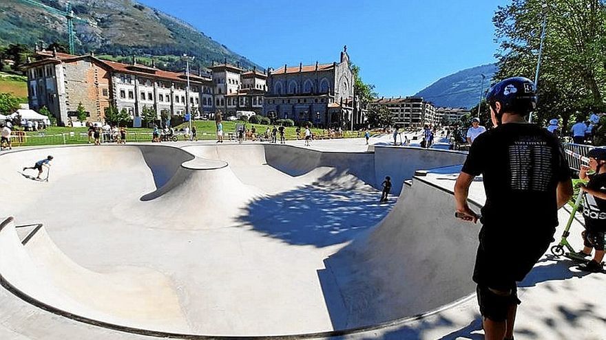 Nerabe bat Azpeitian egokitutako skatepark berrian. | ARGAZKIA: N.G.