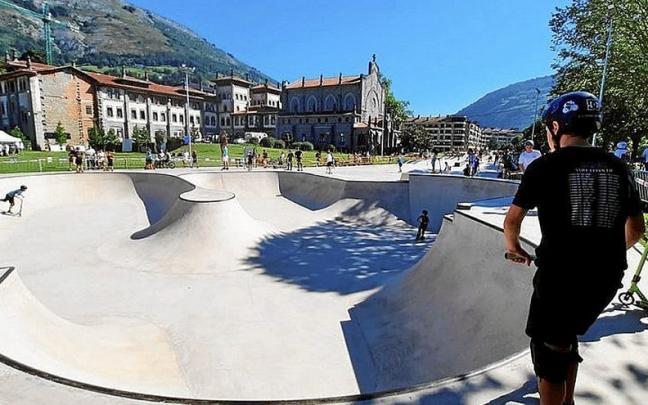 Nerabe bat Azpeitian egokitutako skatepark berrian. | ARGAZKIA: N.G. Nerabe bat Azpeitian egokitutako skatepark berrian. | ARGAZKIA: N.G.