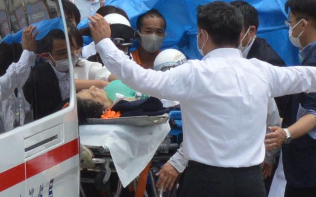 Shinzo Abe es trasladado después del atentado.