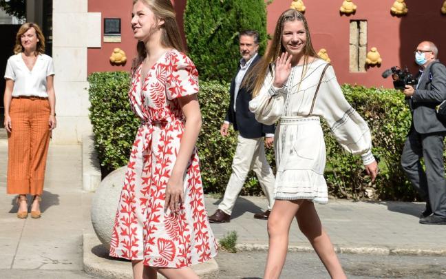La Princesa Leonor y la Infanta Sofía saludan a su llegada al teatro museo Dalí de Figueres. La Princesa Leonor y la Infanta Sofía saludan a su llegada al teatro museo Dalí de Figueres.