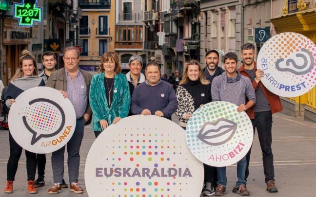 Mikel Arregi, Ana Ollo y Oskar Zapata, en primer plano este mediodía en Pamplona