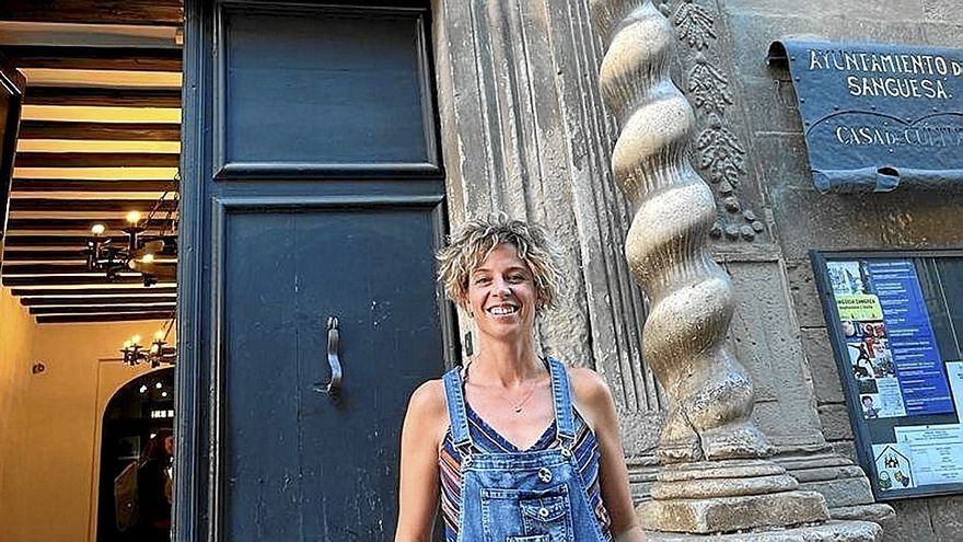 La alcaldesa posa delante del palacio Vallesantoro que alberga la casa de cultura desde hace 50 a&ntilde;os.