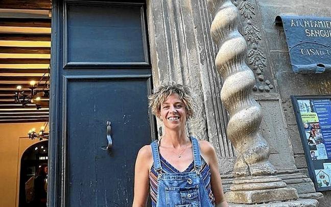 La alcaldesa posa delante del palacio Vallesantoro que alberga la casa de cultura desde hace 50 a&ntilde;os.