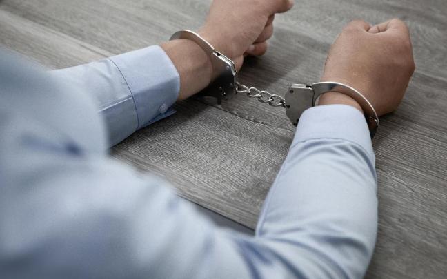 Un hombre con unas esposas.