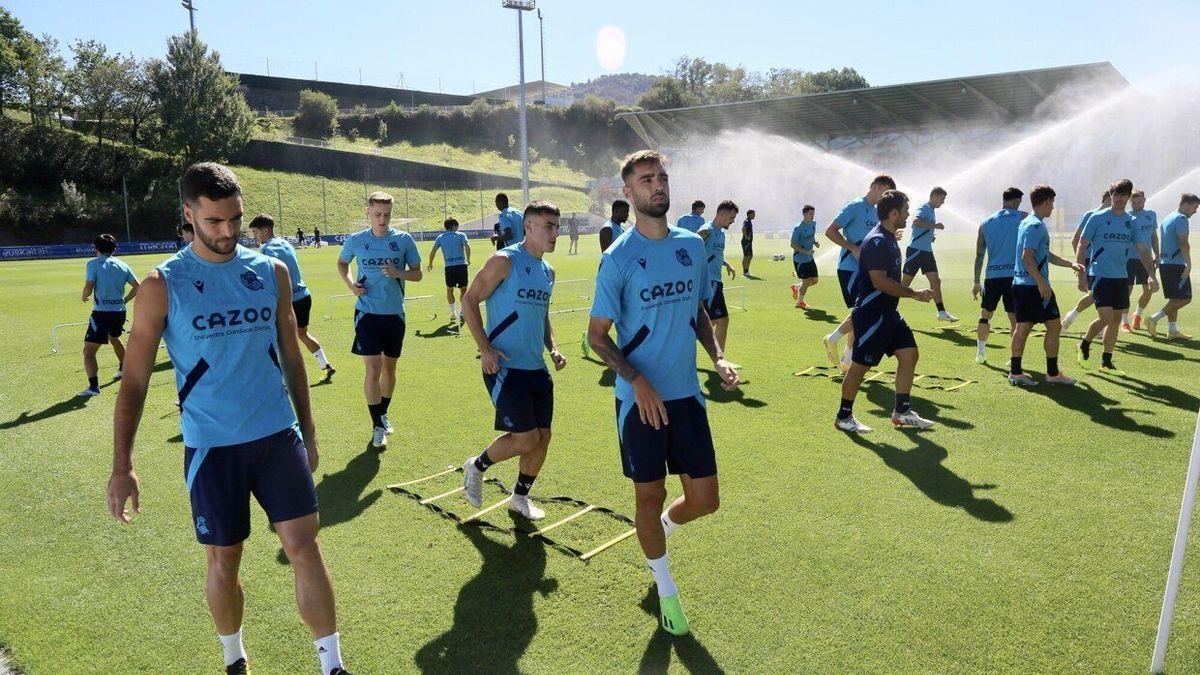 Ander Barrenetxea, entre Merino y Brais, en un momento del entrenamiento de esta tarde en Zubieta